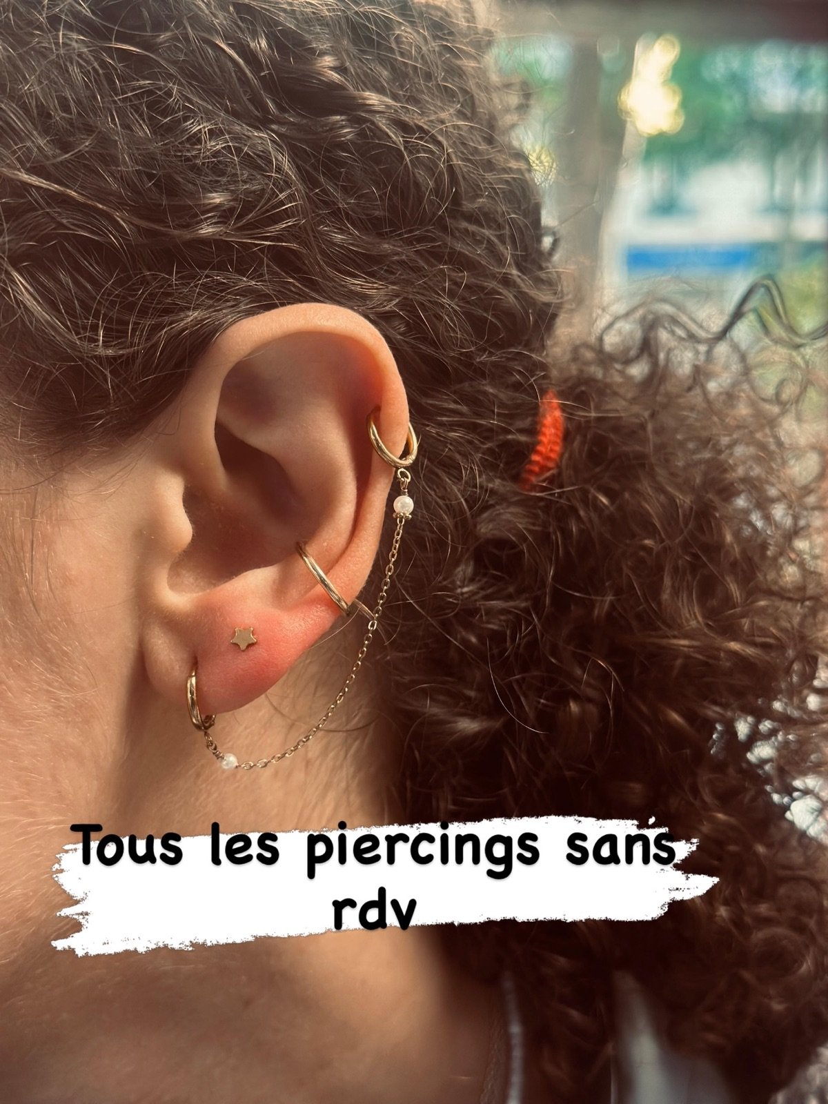 Composition de bijoux d’oreille chez Omni Piercing Paris