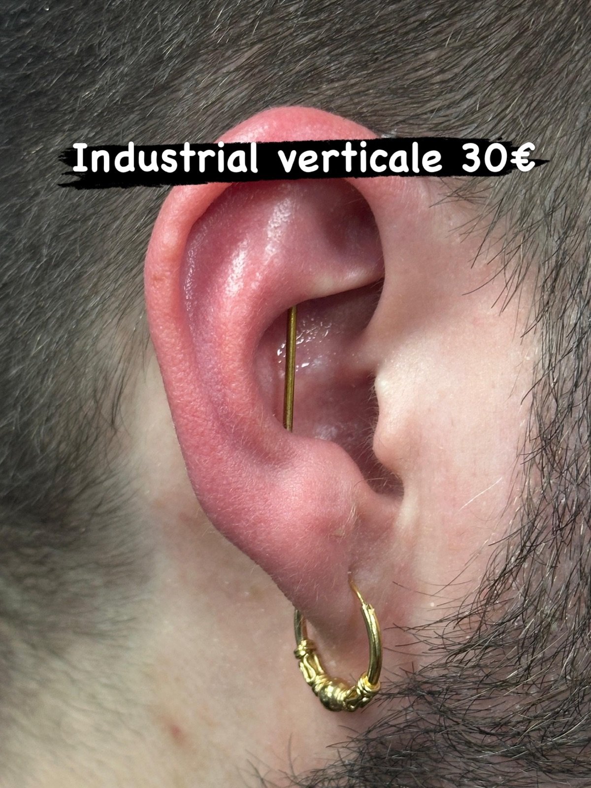 Piercing industriel vertical réalisé à Paris