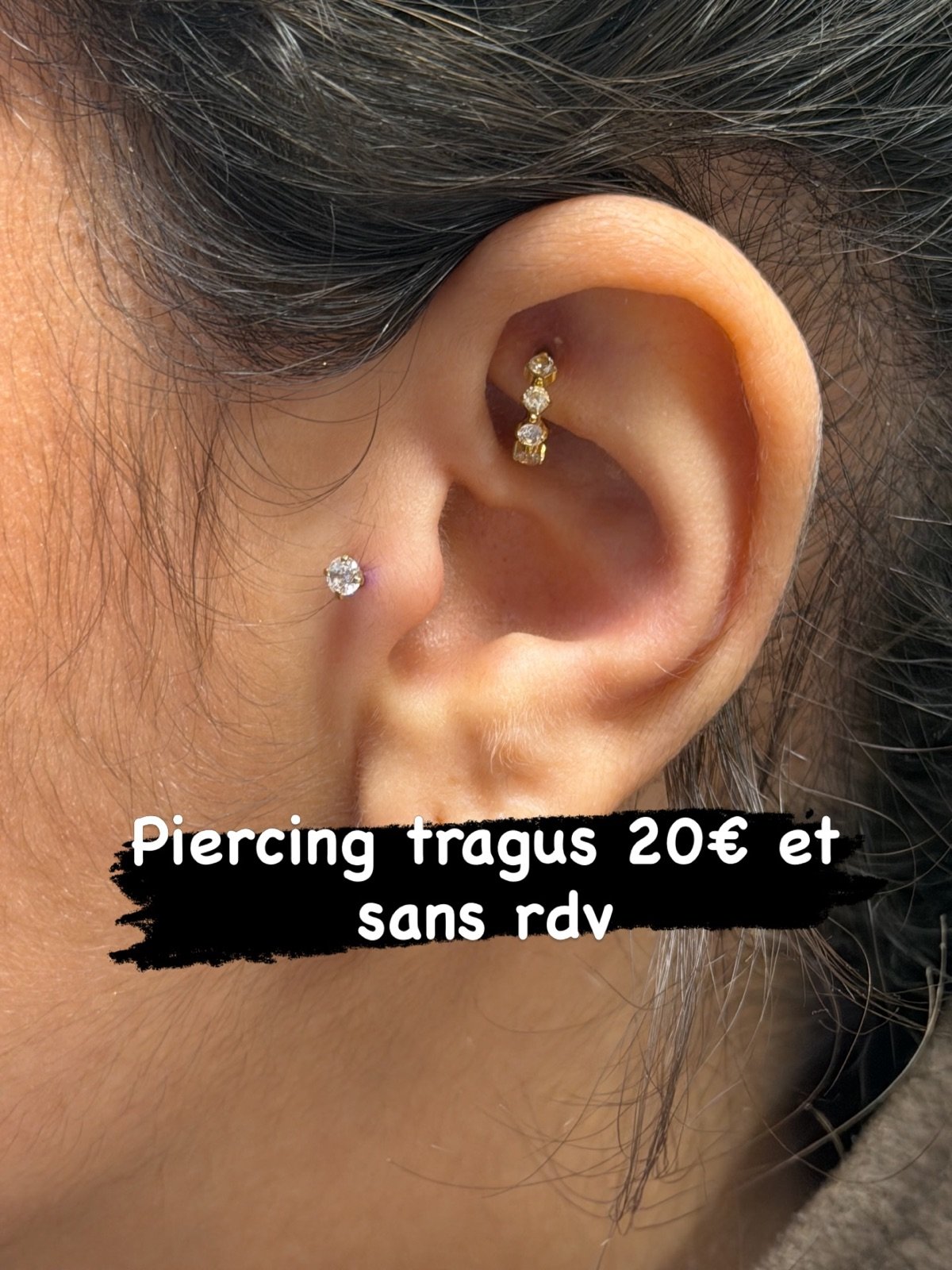 Piercings tragus et hélix avec bijoux dorés